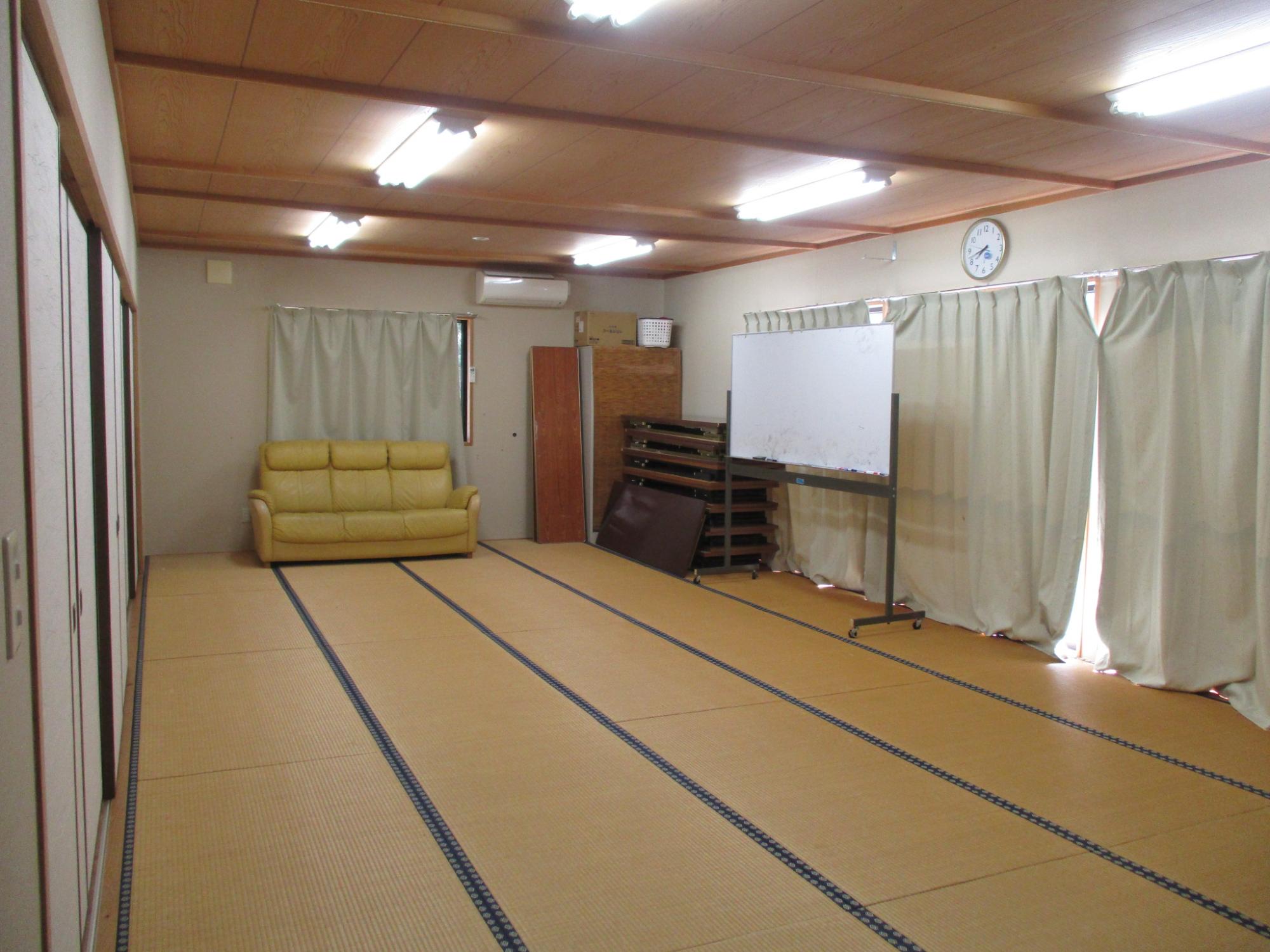 余谷棚田交流施設研修室西側