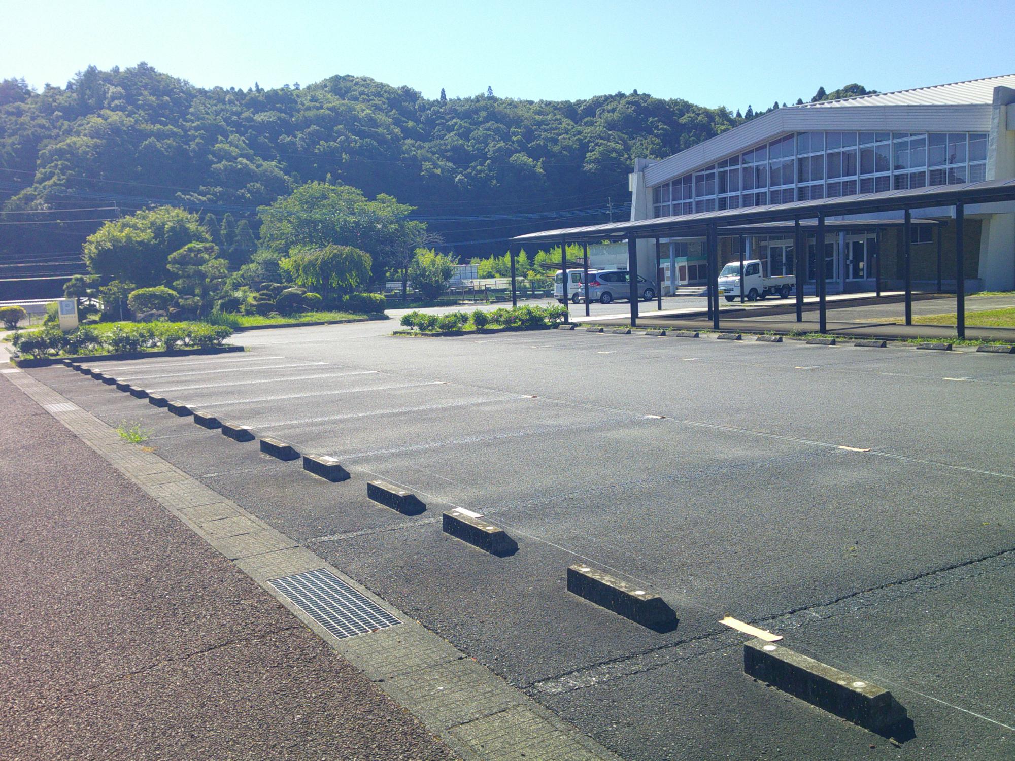 院内中駐車場ライン引き3