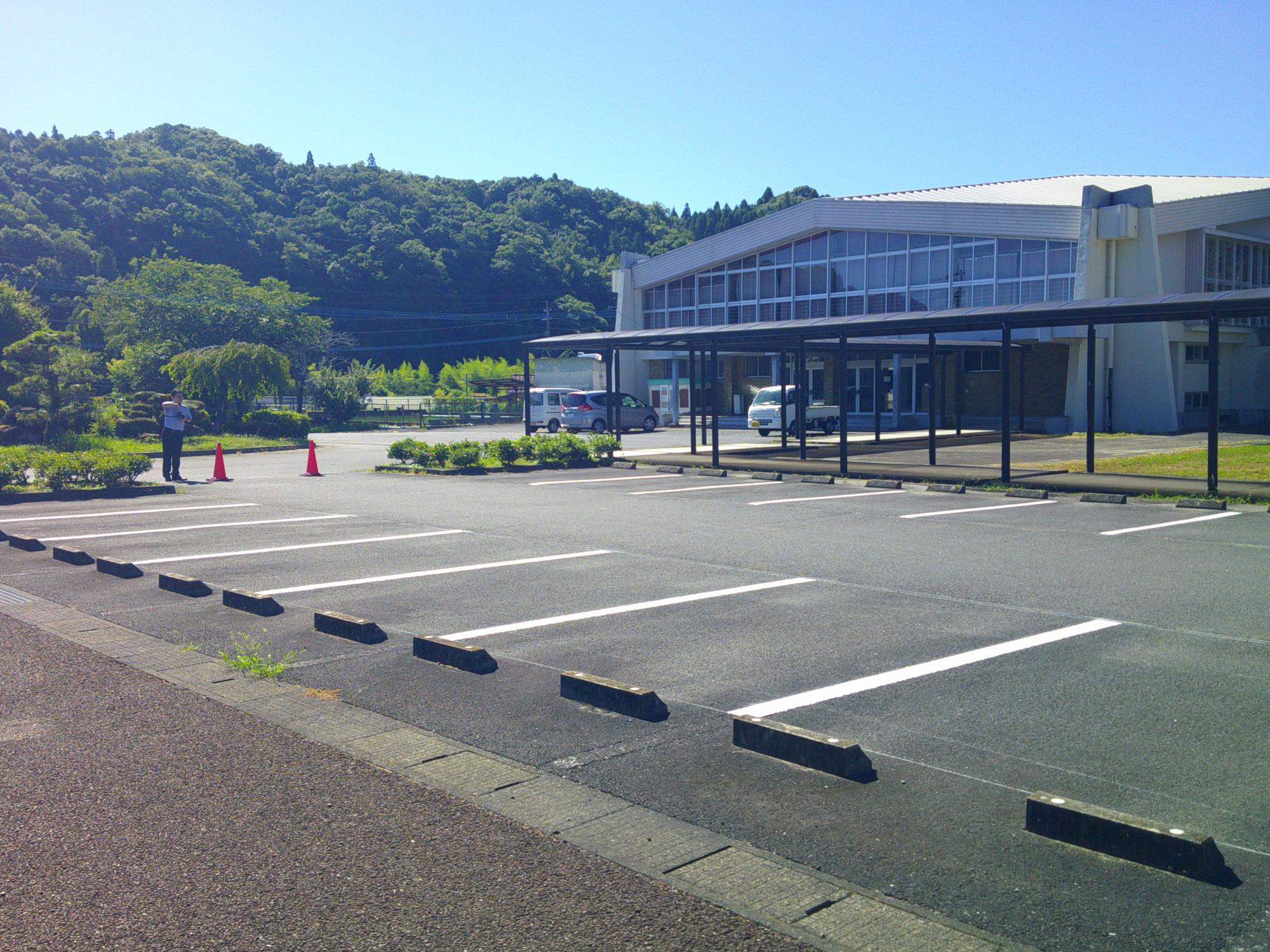 院内中駐車場ライン引き4
