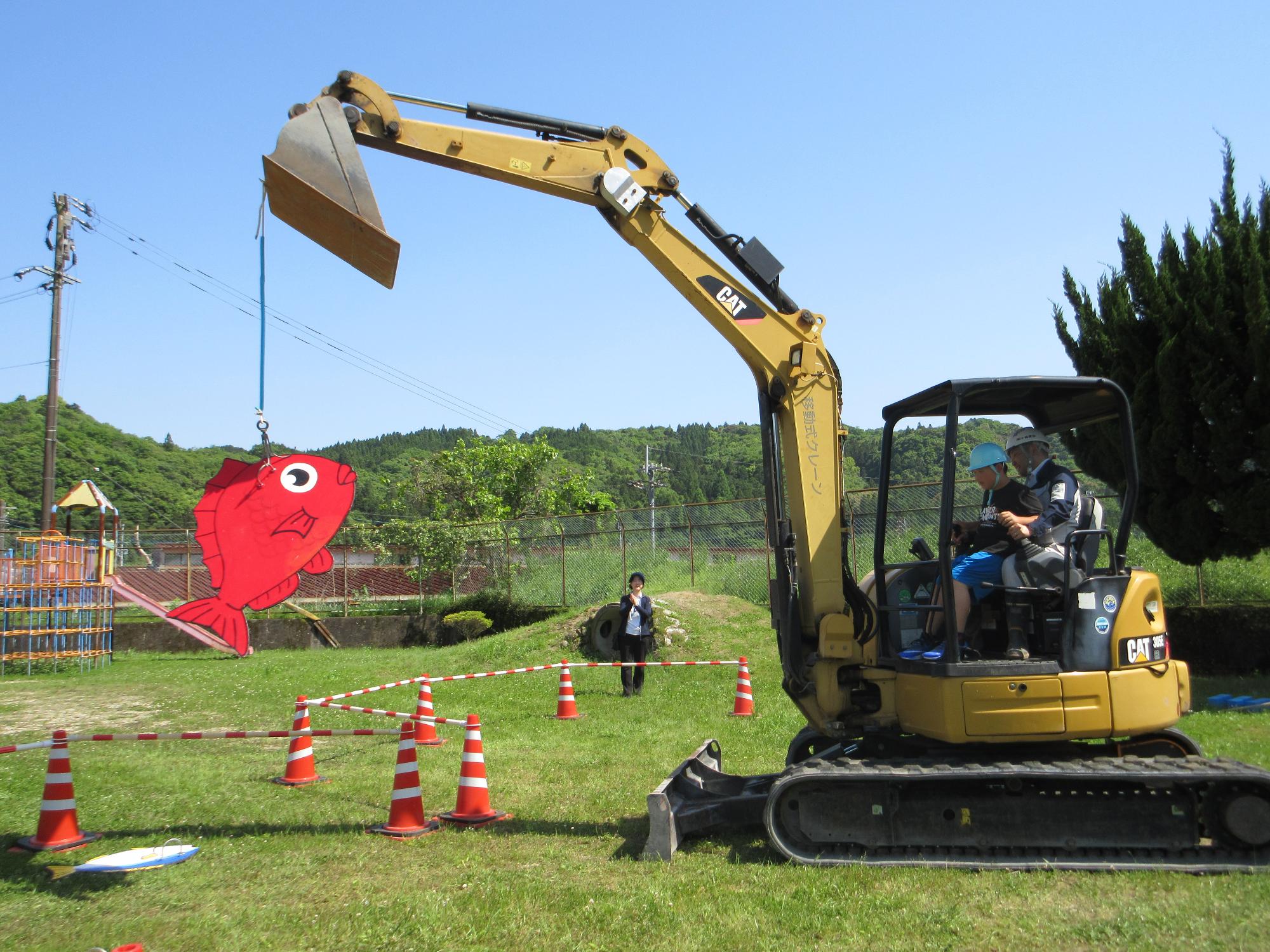 院内中部小学校児童重機オペレーション体験