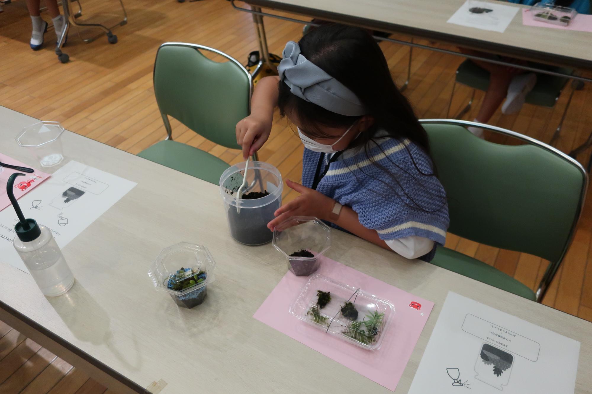 繊細な作業に集中・・・。