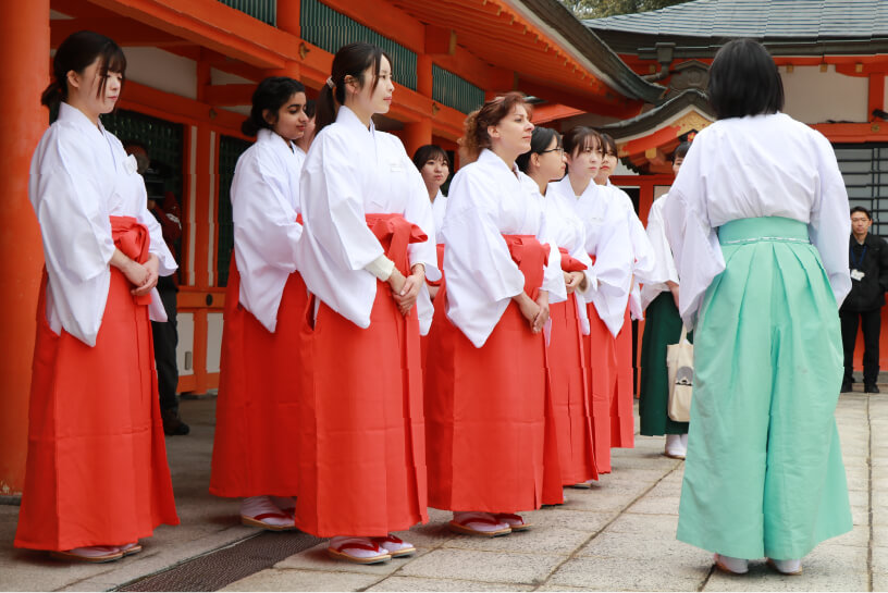 巫女体験に参加されている女性の方々