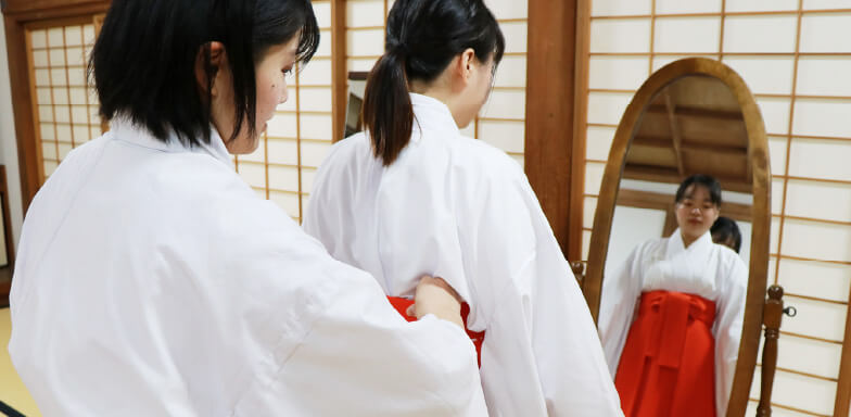 画像：巫女衣装に着替えている様子