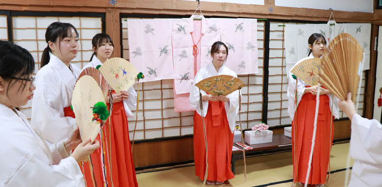 神楽舞の体験をしている女性の様子