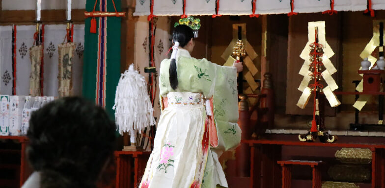 浦安の舞奉奏を見学している様子